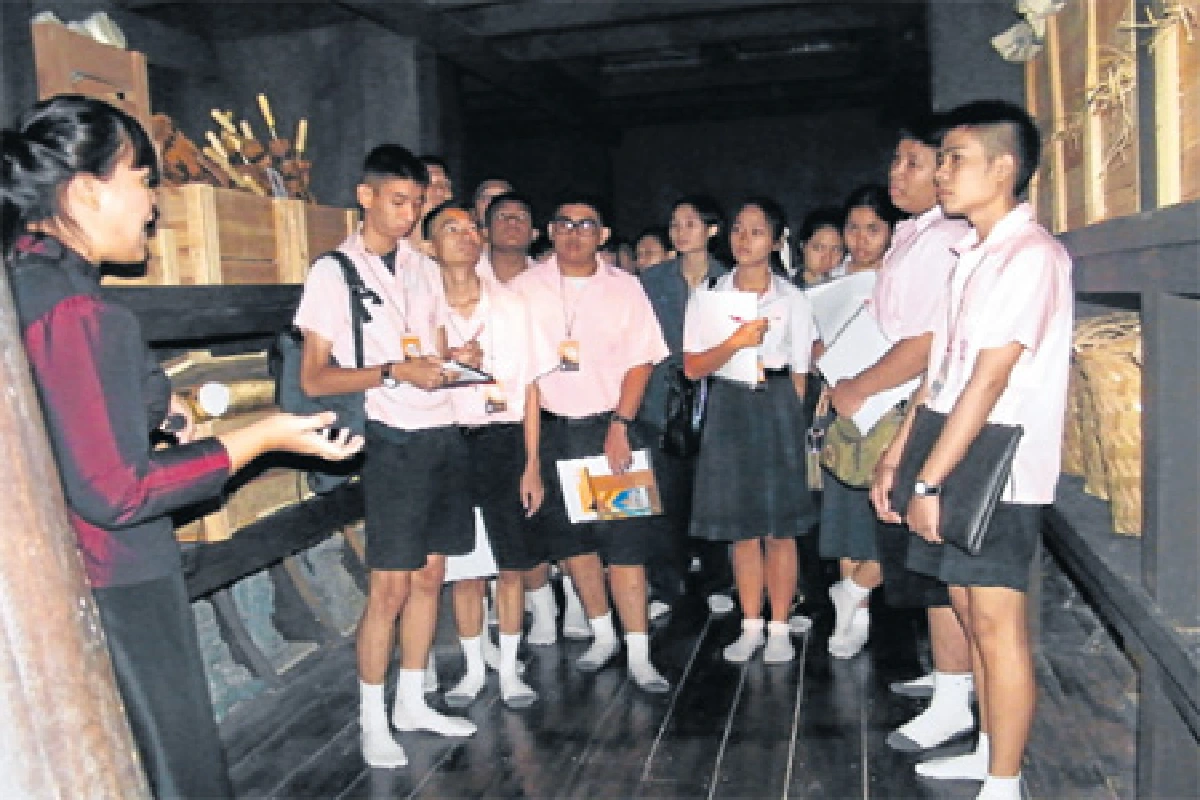 ยุวมัคคุเทศก์ 3 ภาษา แห่งวัดไตรมิตร