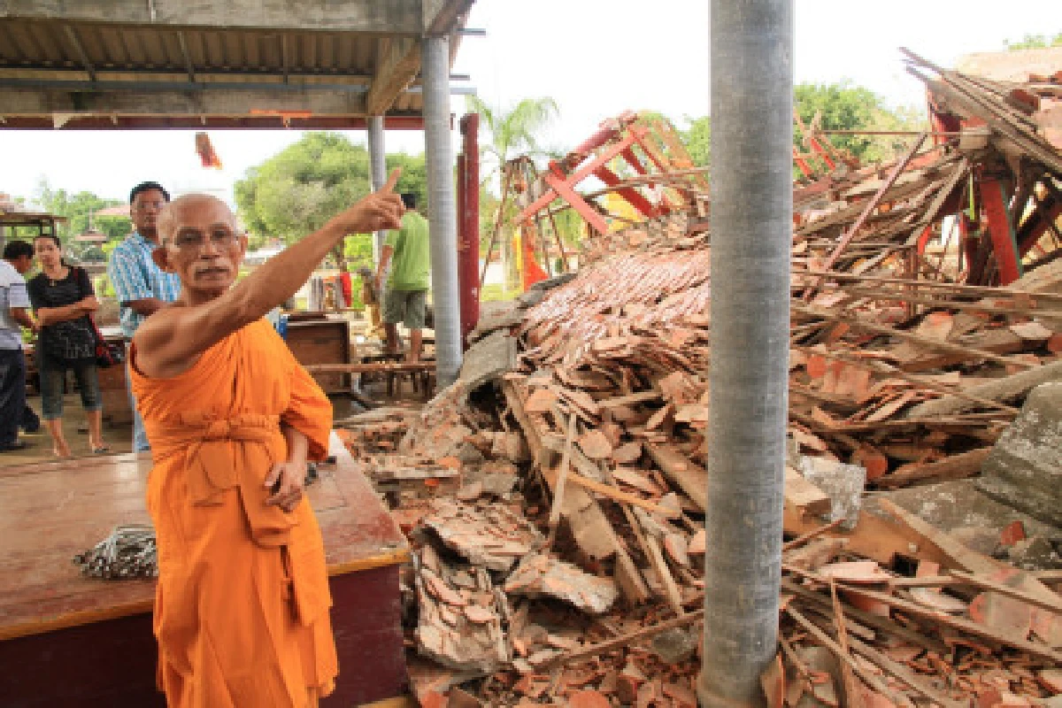 ดีดศาลาร้อยปีถล่มหนีตายอลหม่าน