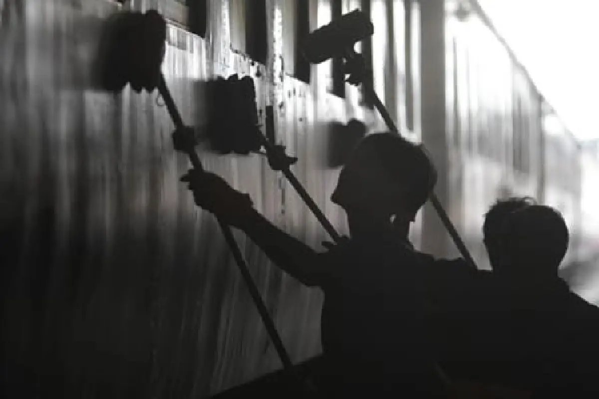 ล้างรถไฟสกัดมือเท้าปาก