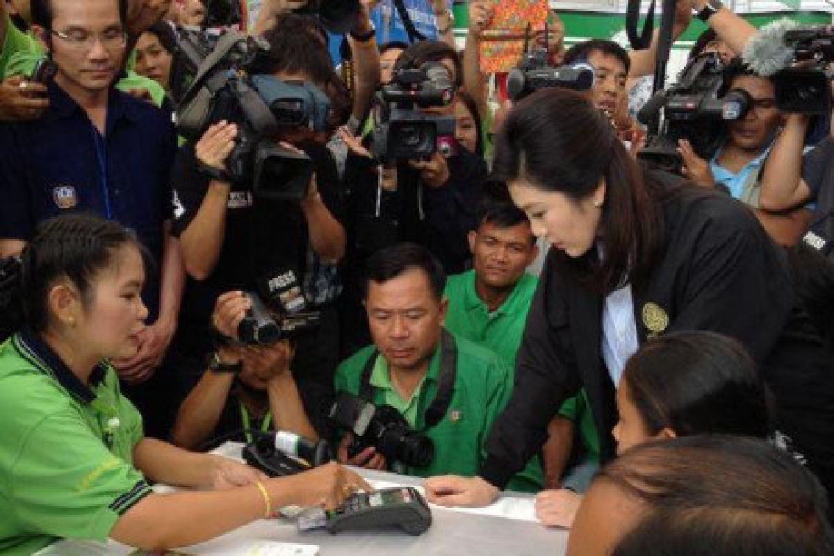 ปูแจกบัตรเครดิตชาวนาก่อนถกครม.สุรินทร์ ปูแจกบัตรเครดิตชาวนาก่อนถกครม.สุรินทร์