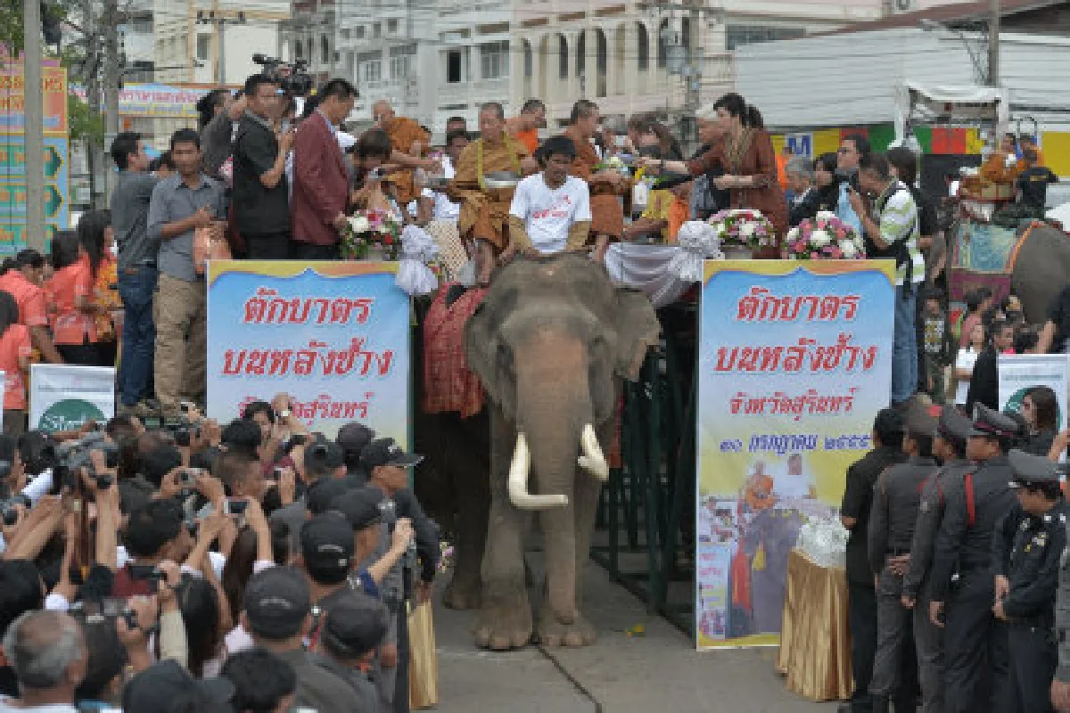 นายกฯสวมชุดเรือนหมื่นนำตักบาตรบนหลังช้าง