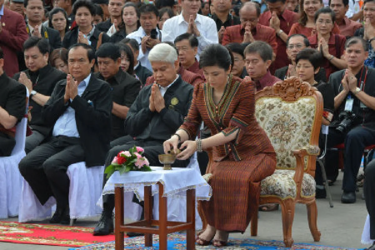 นายกฯสวมชุดเรือนหมื่นนำตักบาตรบนหลังช้าง