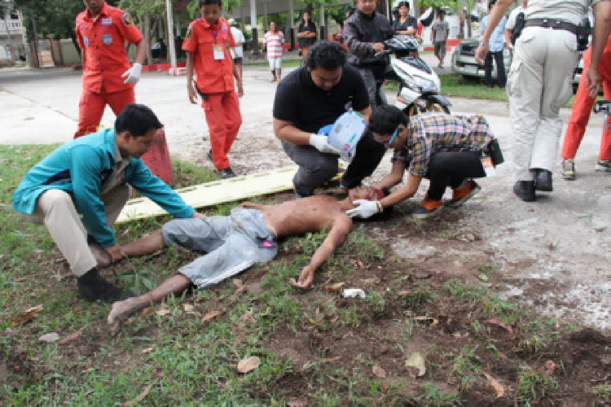 ช้างร่วมพิธีตักบาตรครม.คลั่งเหยียบคนดับ