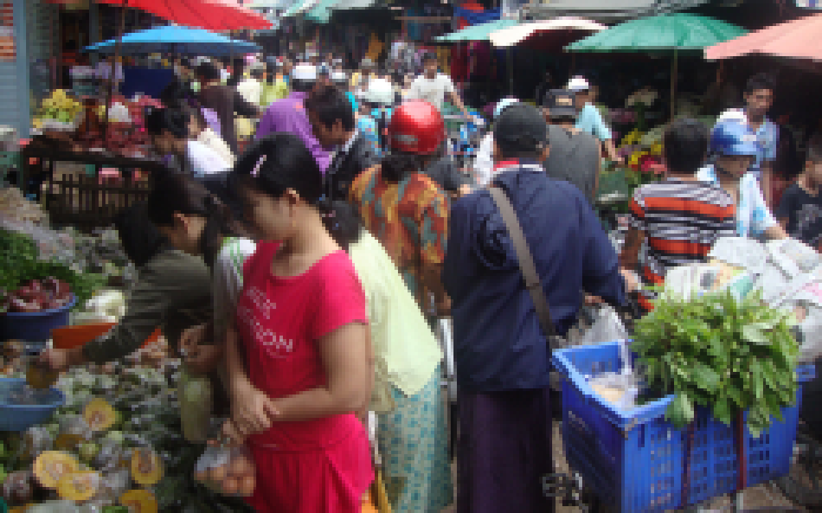 พม่าทะลักซื้อสินค้าล้นตลาดแม่สอด