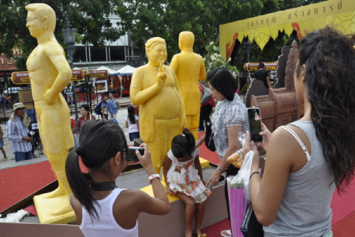 แห่ถ่ายรูปเทียนพรรษาล้อการเมือง แห่ถ่ายรูปเทียนพรรษาล้อการเมือง