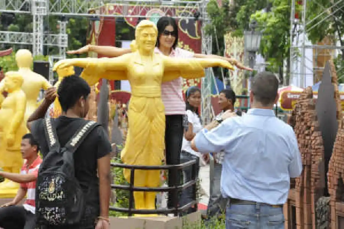 แห่ถ่ายรูปเทียนพรรษาล้อการเมือง