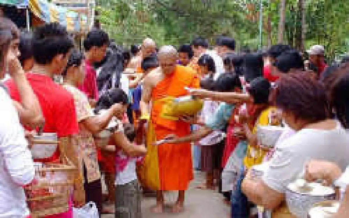 ชาวพุทธแห่ทำบุญวันอาสาฬหบูชา