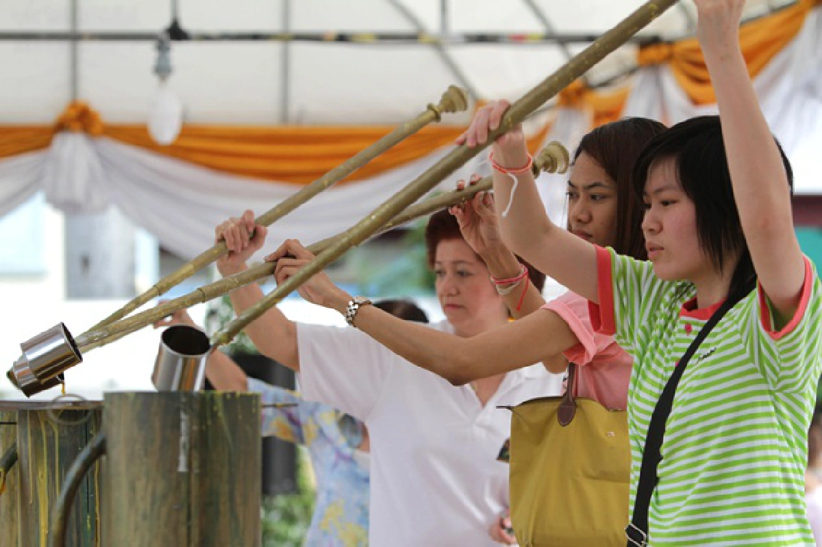 Thais flock to temples for Asarnha Bucha