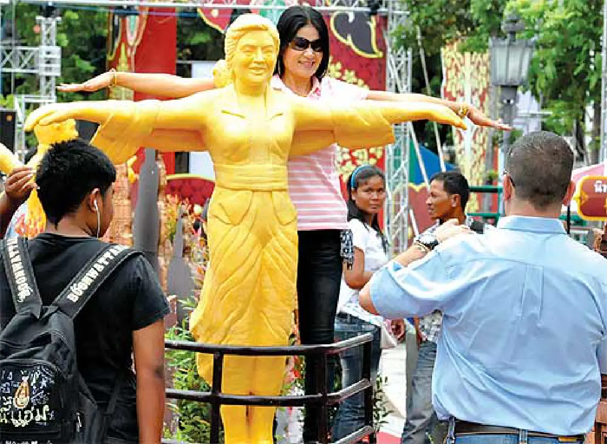 Thais flock to temples for Asarnha Bucha