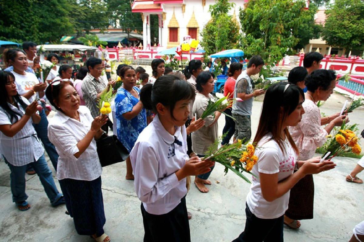 Thais flock to temples for Asarnha Bucha