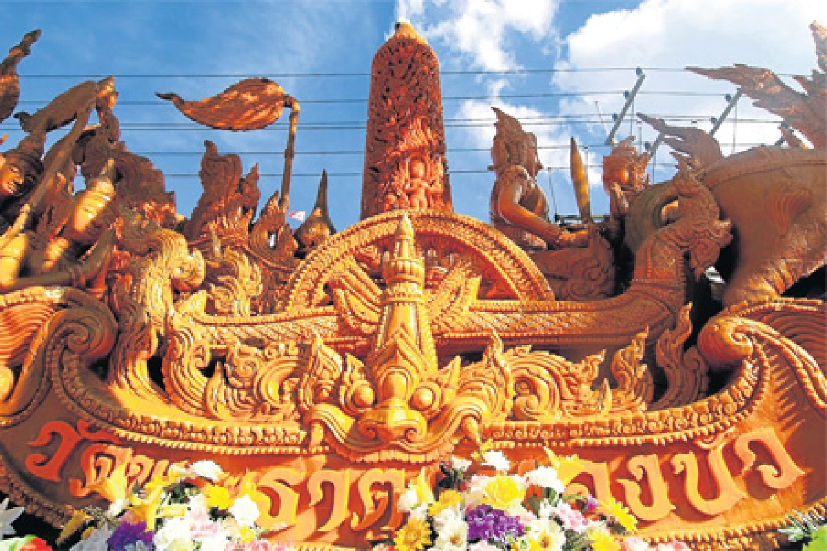 พาครอบครัวไปถวายเทียนพรรษา