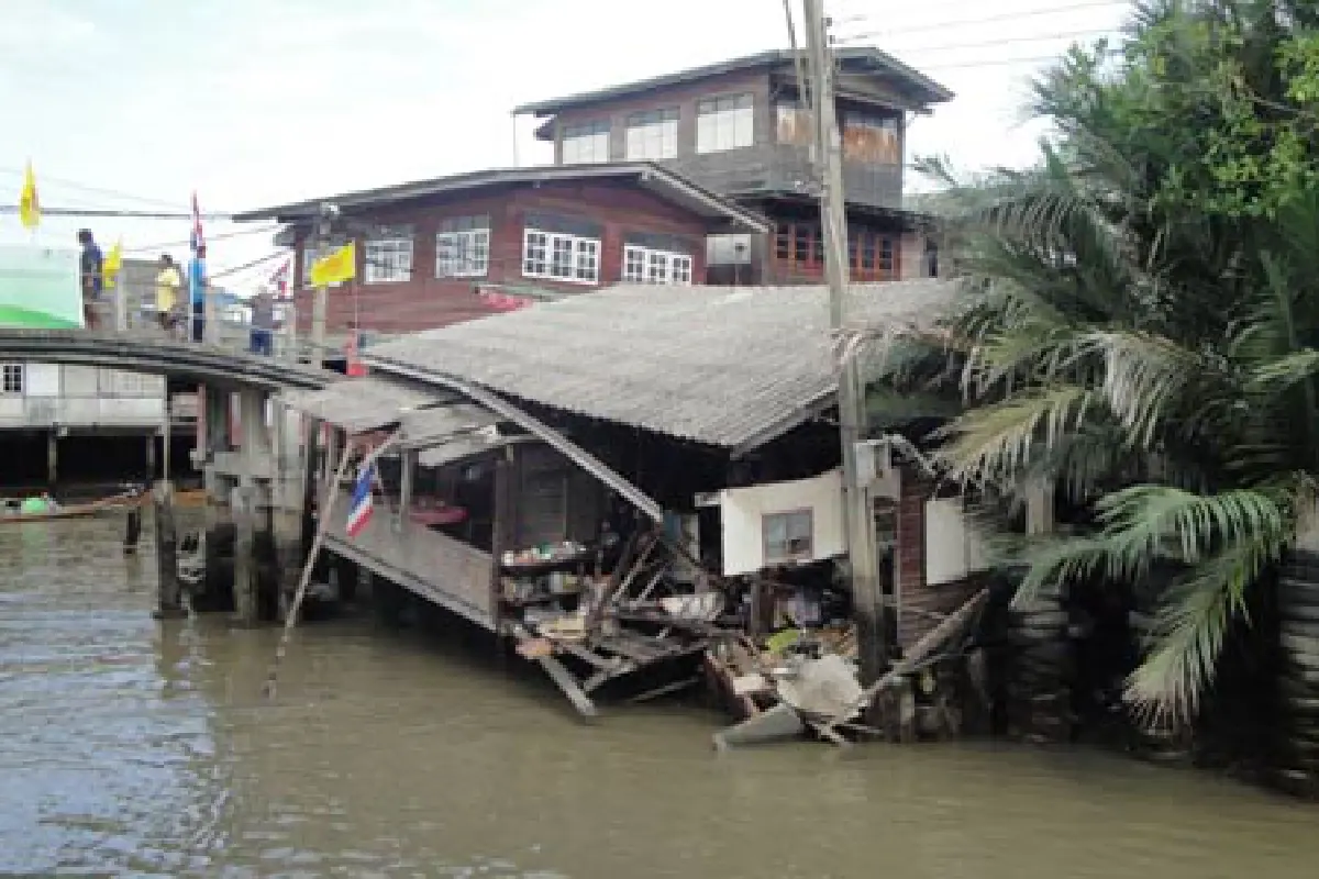 ดีดบ้านหนีน้ำท่วมพังทับคนงานเจ็บ