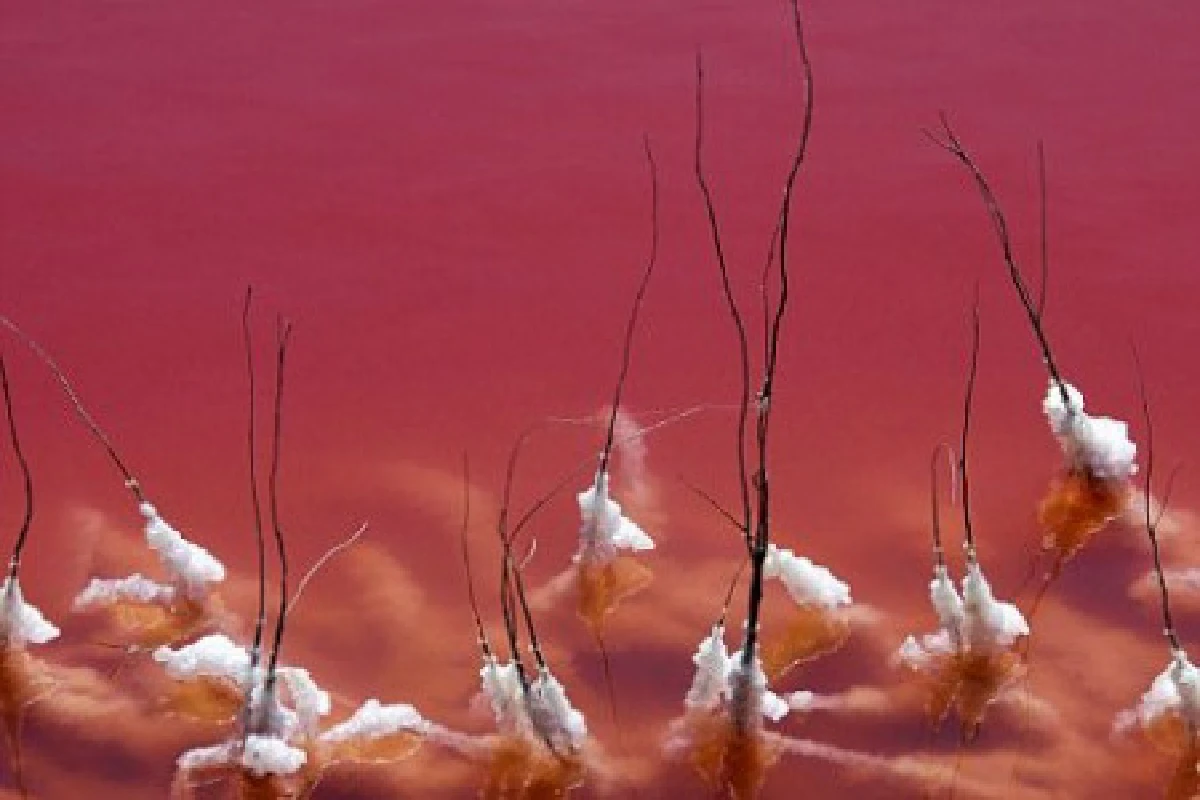 เผยภาพทะเลสาบสีเลือดในฝรั่งเศส