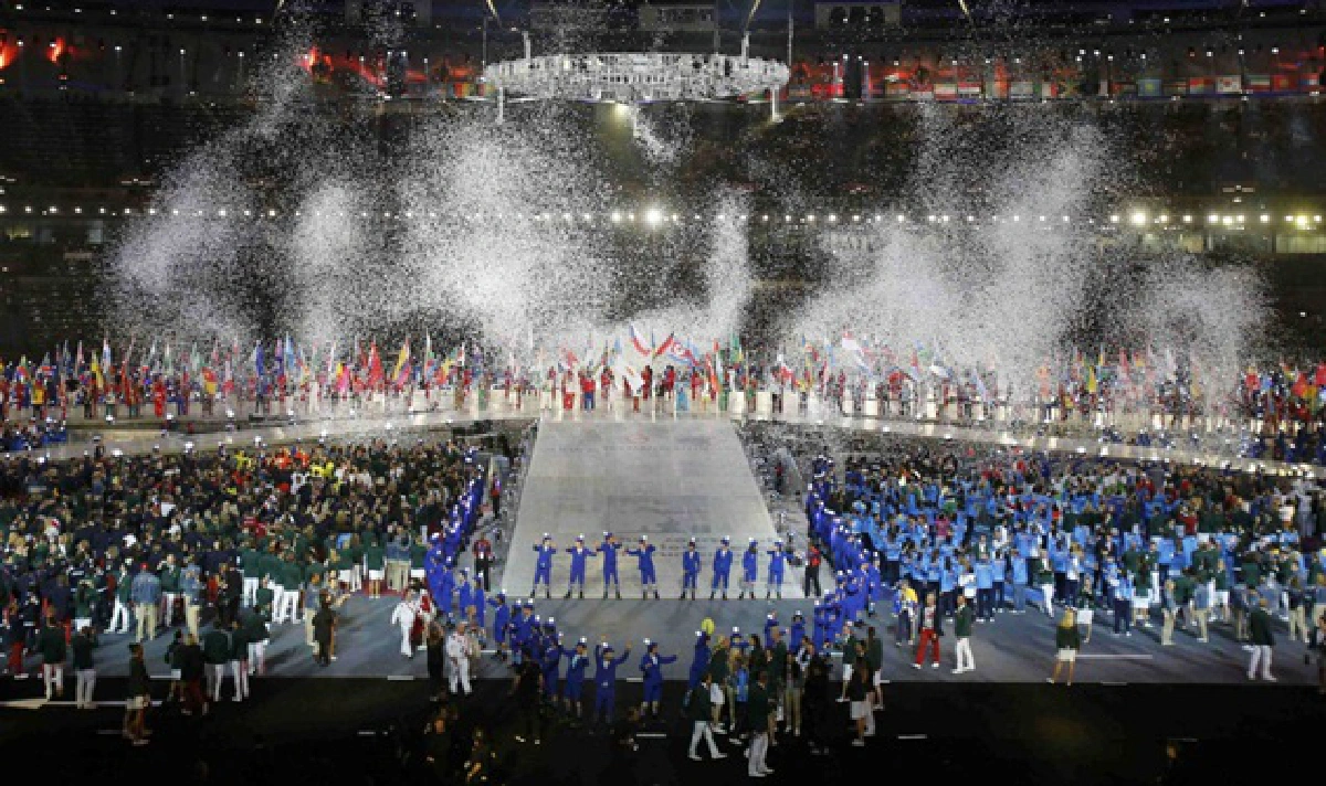 London 2012 ends with singalong party