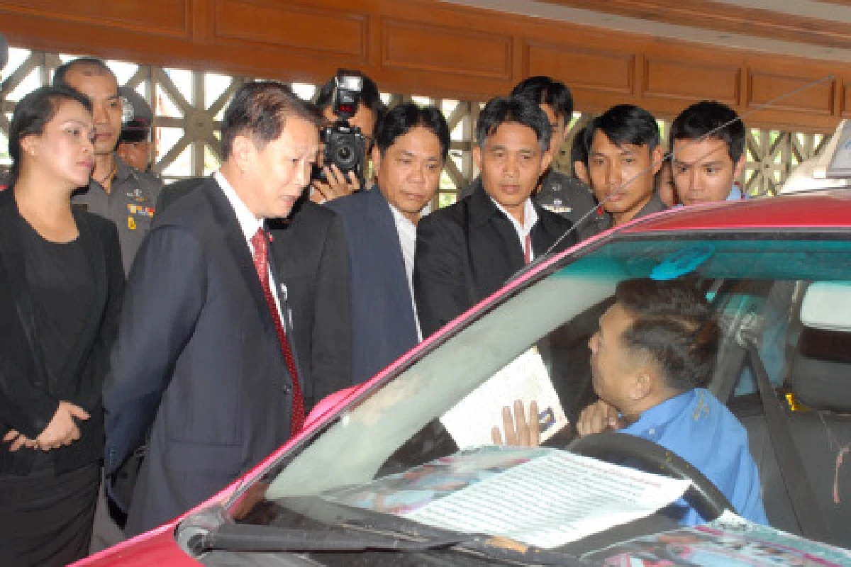 แท็กซี่บุกสภาขู่ขับพุ่งเข้าห้องประชุม