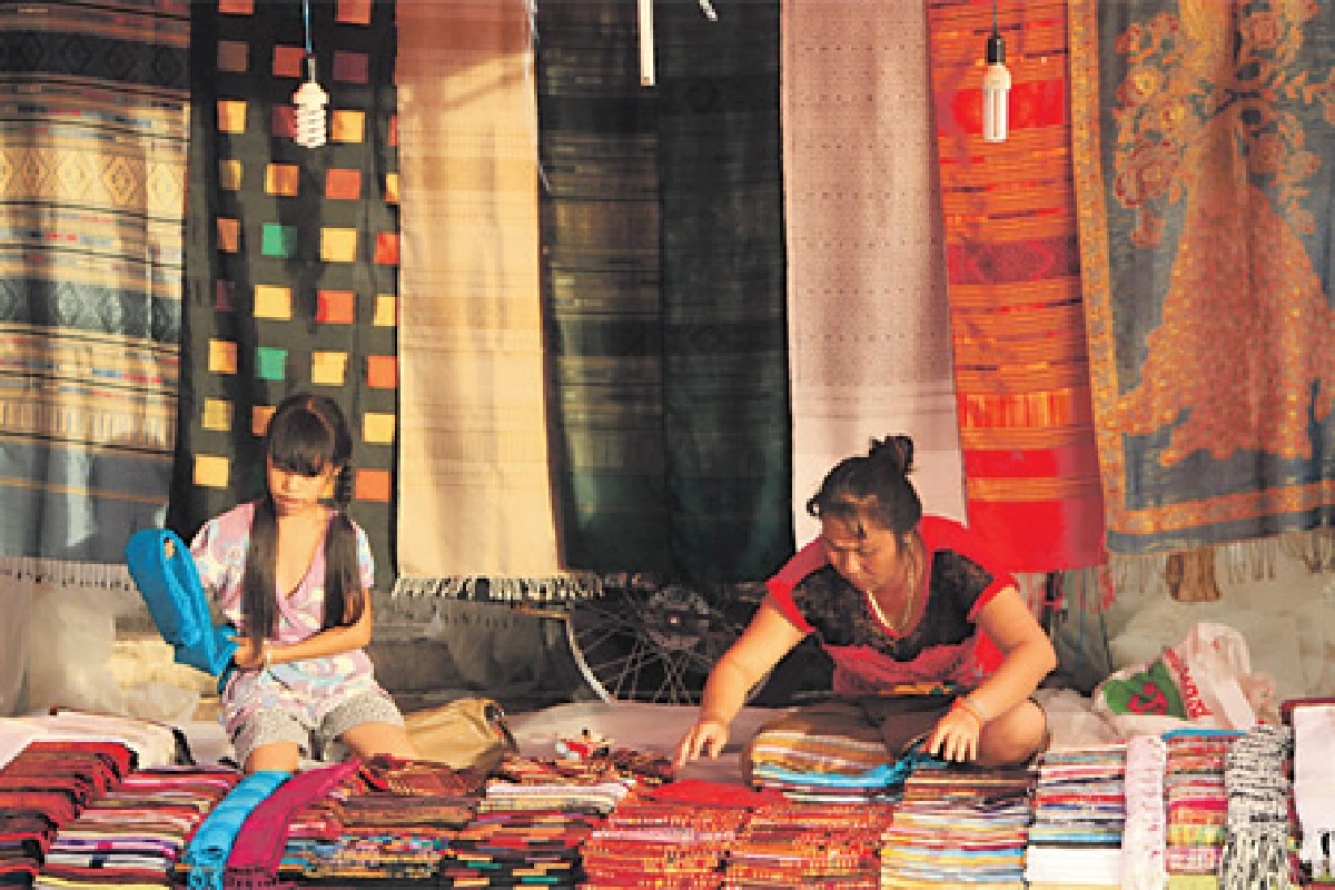 ไม่กี่คืนในลาว