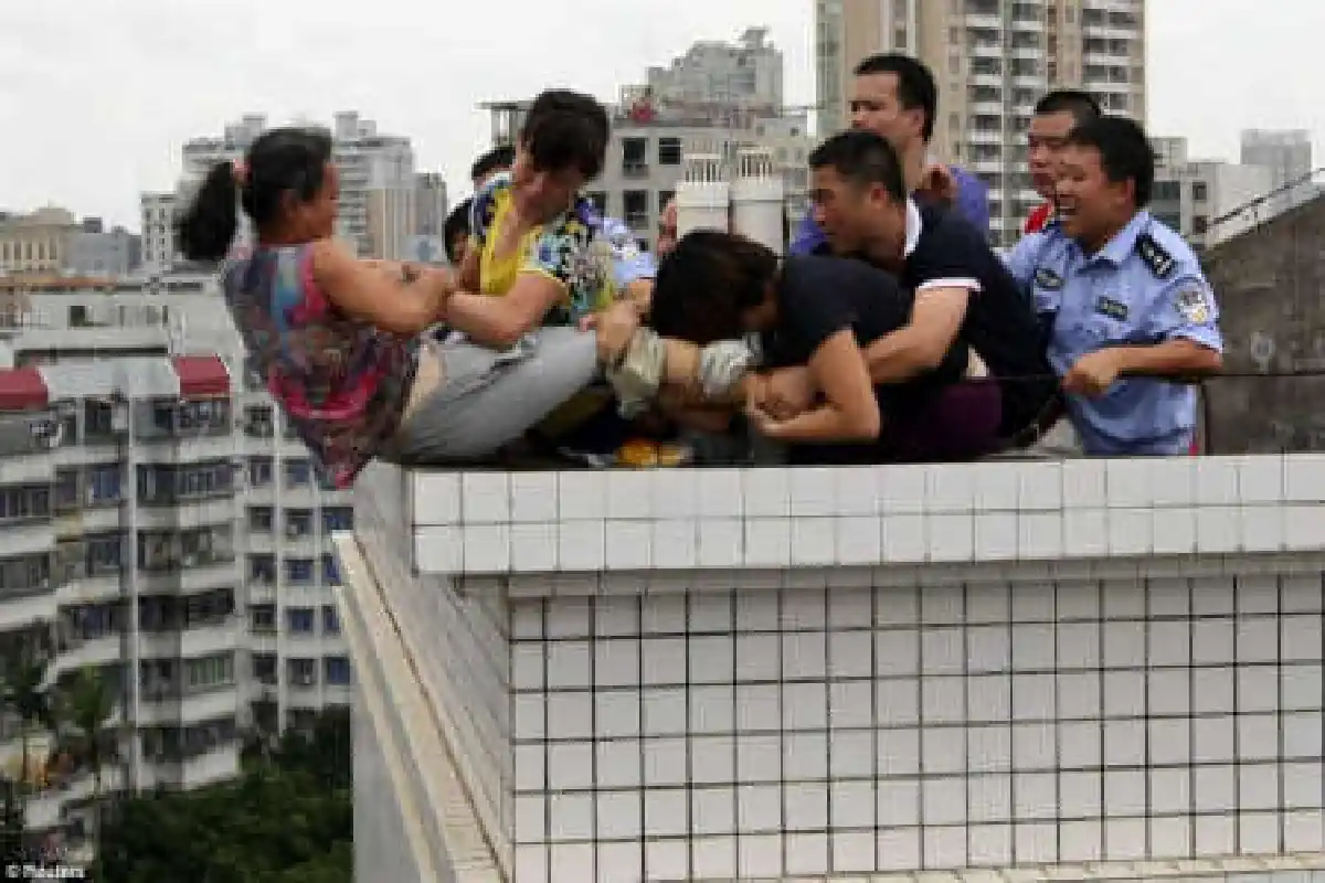 ระทึก! ภาพนาทีชีวิตสาวใหญ่กระโดดตึก9ชั้น