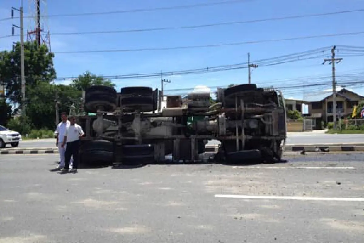 ระทึก!รถบรรทุกสารเคมีคว่ำรั่วไหลฟุ้ง