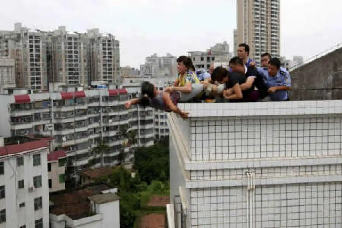 ระทึก! ภาพนาทีชีวิตสาวใหญ่กระโดดตึก9ชั้น