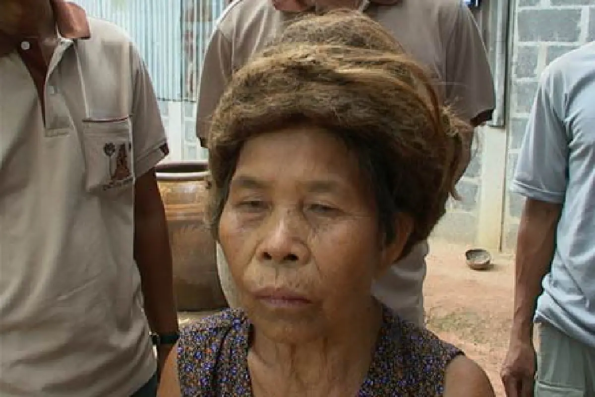 ฮือฮา! ยายชาวสุรินทร์ผมยาวกว่า 1.50 เมตร