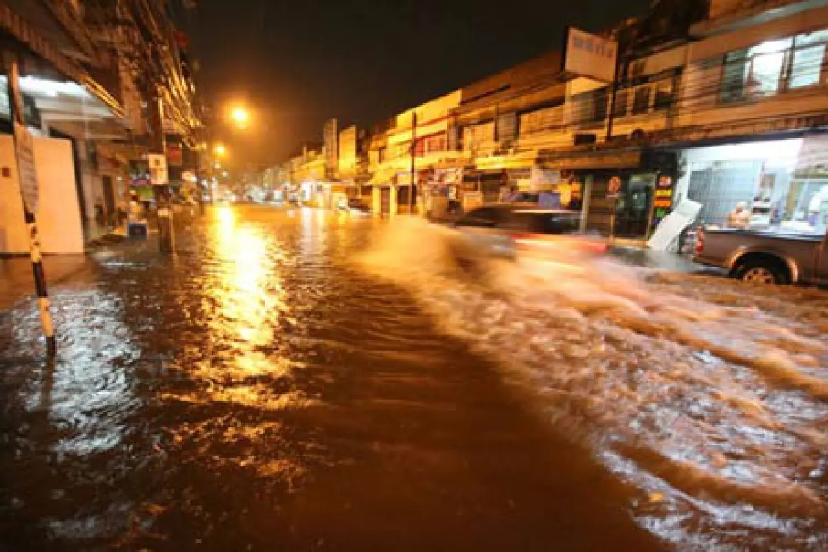 ฝนถล่ม!ภูเก็ตน้ำท่วมปิด 2 รร.