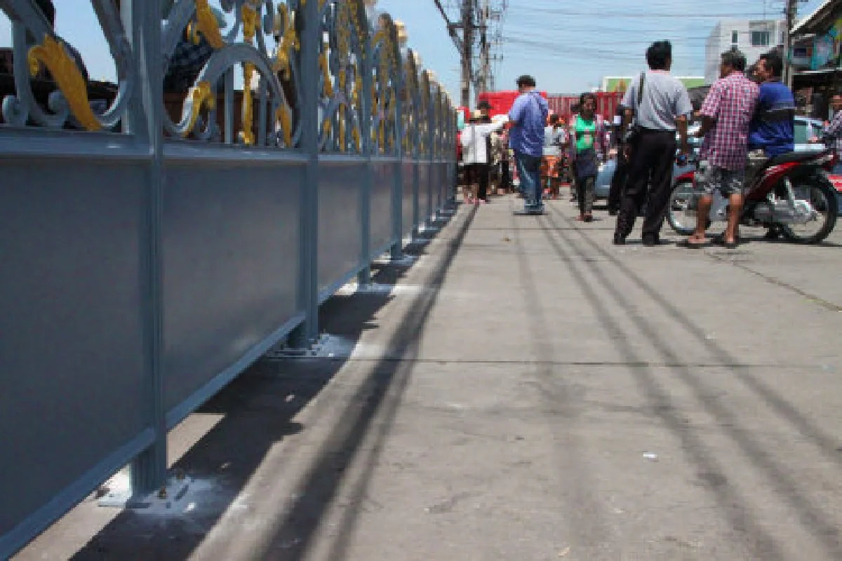 วัดหลวงพ่อโสธรหักดิบผู้ค้าก่อกำแพงกั้น