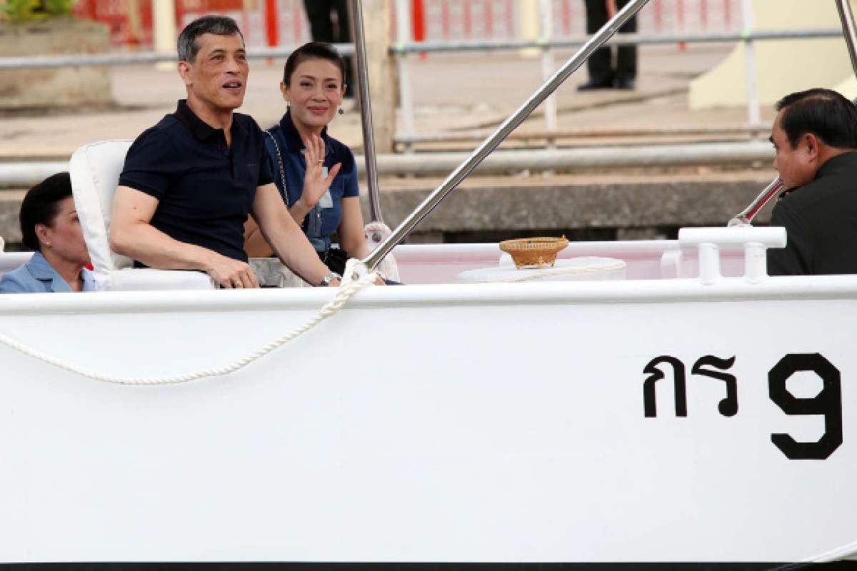 พระบรมฯเสด็จทอดพระเนตรการป้องกันอุทกภัย