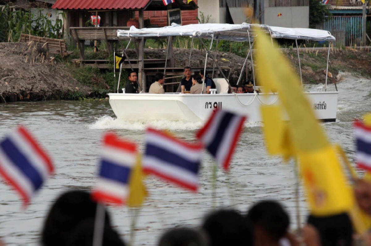 พระบรมฯเสด็จทอดพระเนตรการป้องกันอุทกภัย