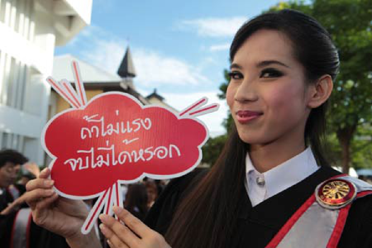 เด่นจันทร์แต่งชุดบัณฑิตหญิงซ้อมรับปริญญา เด่นจันทร์แต่งชุดบัณฑิตหญิงซ้อมรับปริญญา