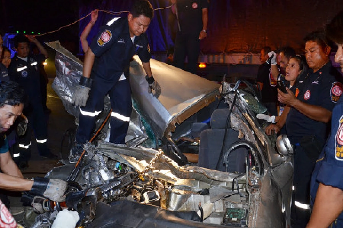 หนุ่มวิศวะฯซิ่งเก๋งชน 6 ล้อดับ