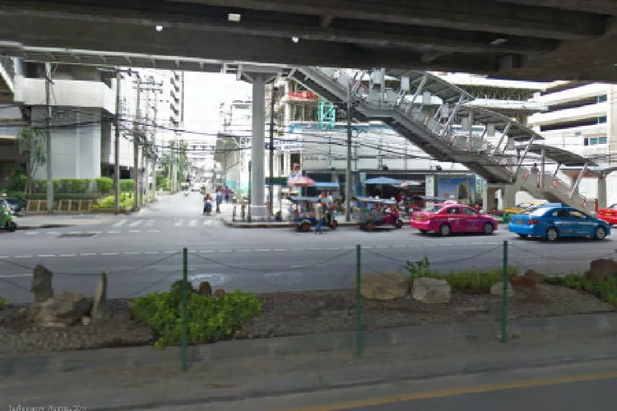 แว้นรุมฆ่าคนดับใต้บีทีเอส