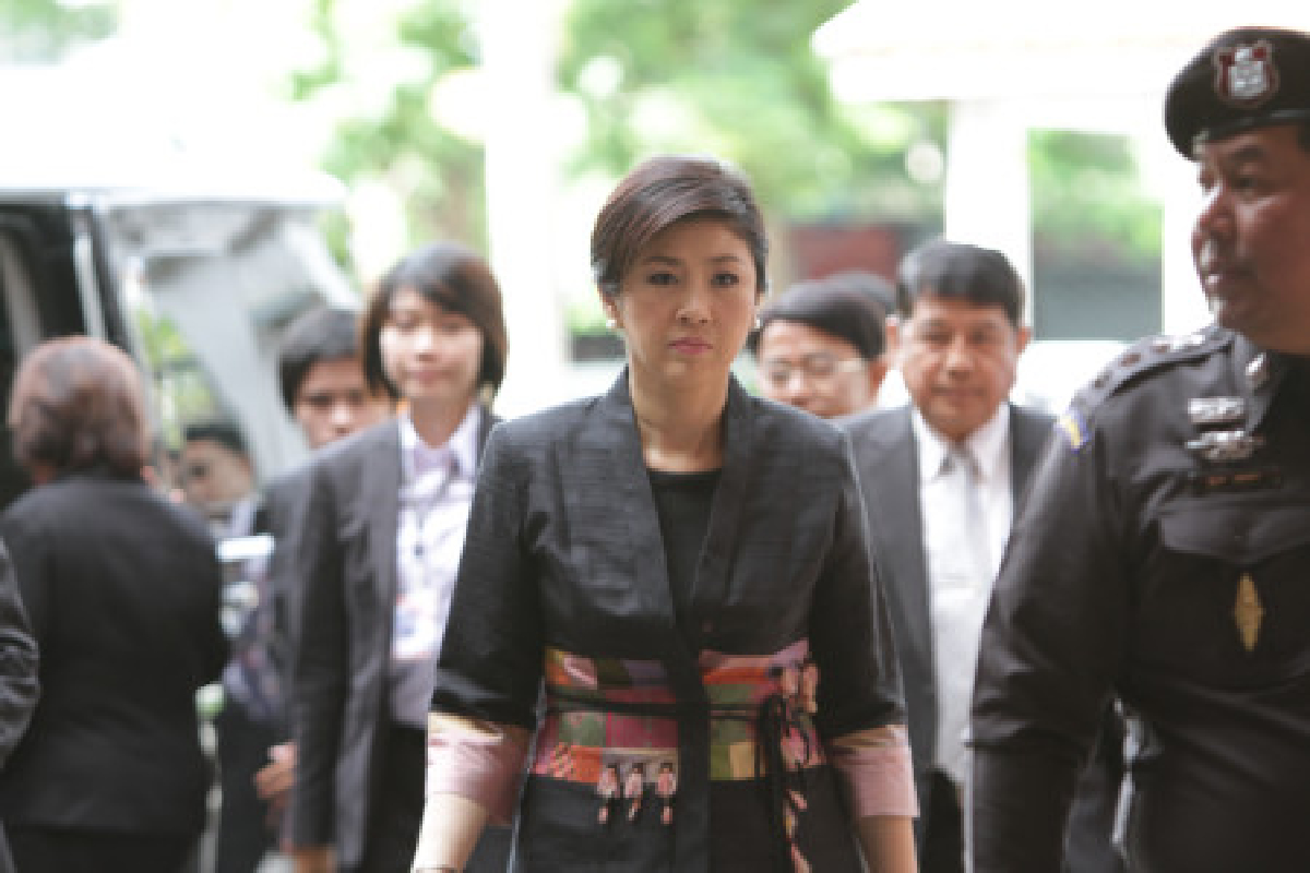 นายกฯ ปัดตอบเด้งด่วนปลัดกห. นายกฯ ปัดตอบเด้งด่วนปลัดกห.