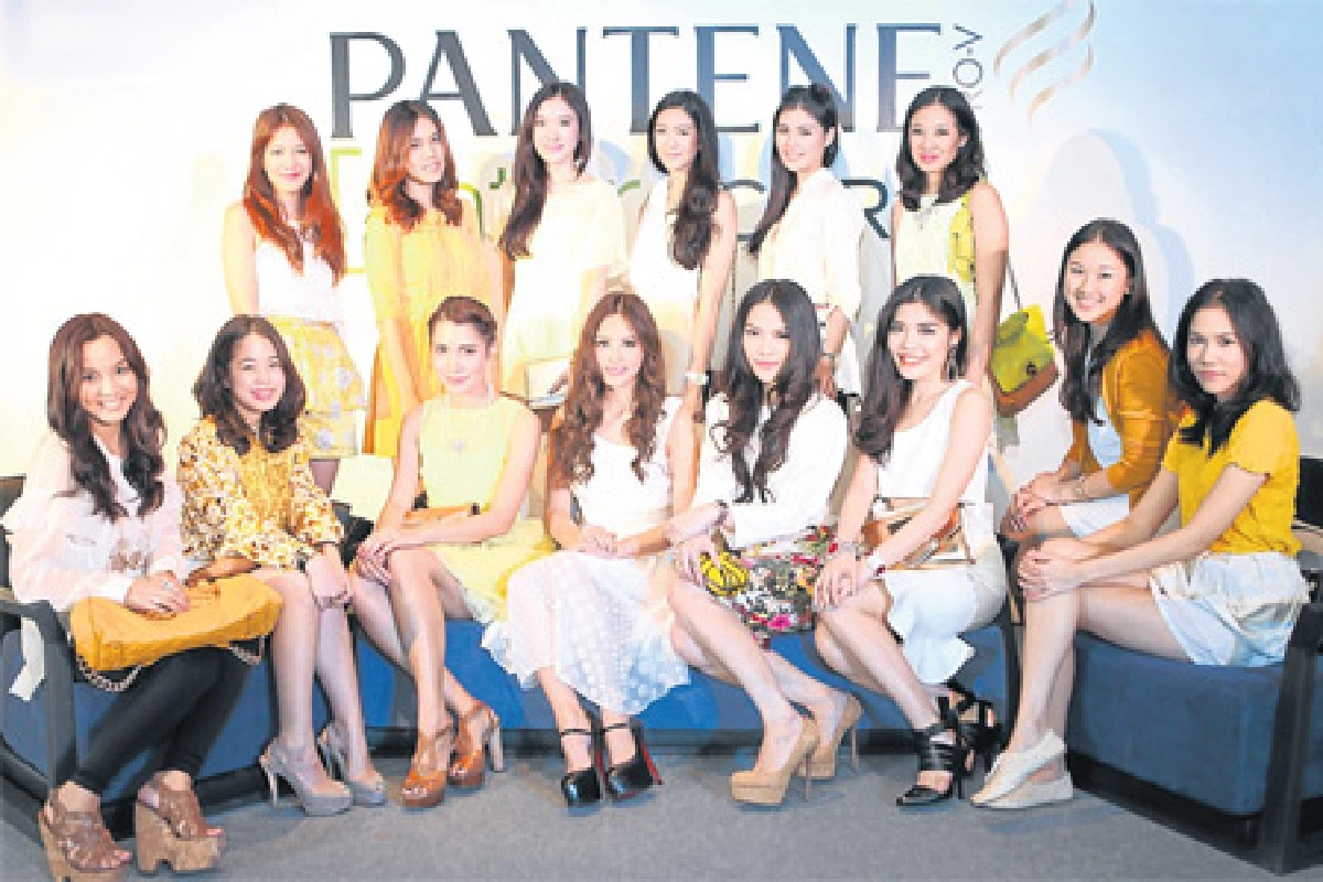 เซเลบริตีสาวสุดชิกตบเท้าเผยเสน่ห์ผมพลิ้วสวย