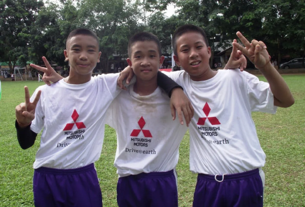 มิตซูฯดึงทีมญี่ปุ่นสอนน้องเตะบอล