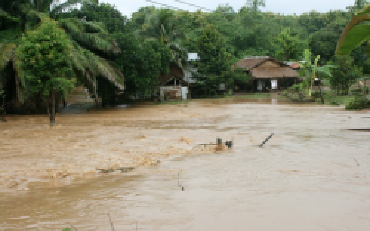 น้ำป่าถล่มศรีสัชนาลัยซัดบ้านพังทั้งหลัง