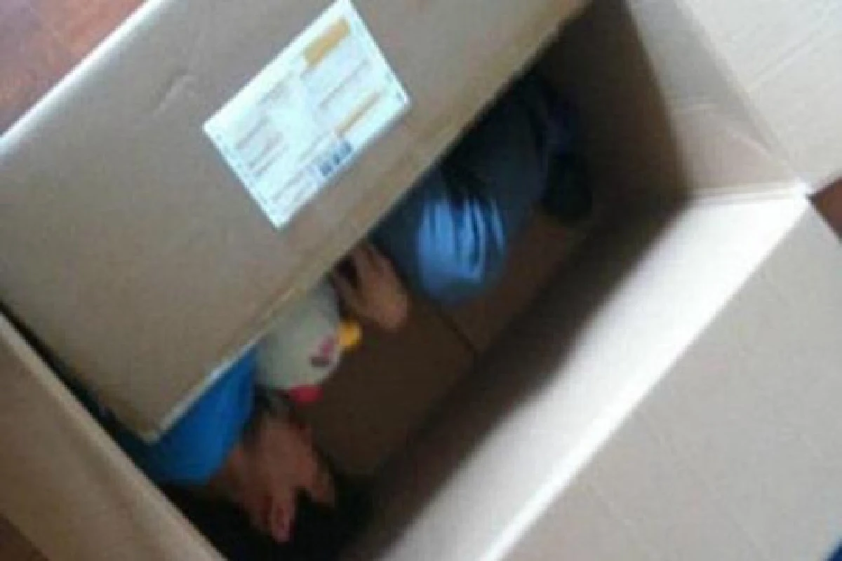 เกือบตายหนุ่มจีนยัดตัวเองลงกล่องส่งให้แฟน