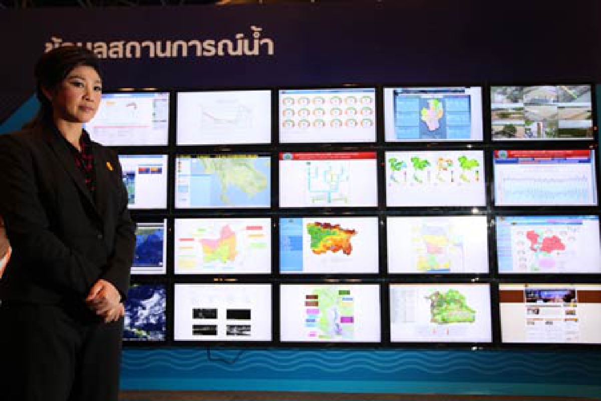 ปูหลบสื่อดอดดูนิทรรศการน้ำ ปูหลบสื่อดอดดูนิทรรศการน้ำ