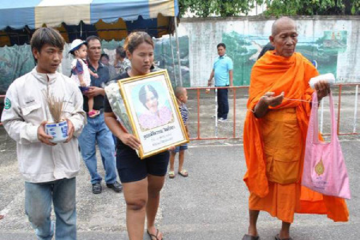 ทำพิธีเชิญวิญญาณหน้าฟาร์มจระเข้ ทำพิธีเชิญวิญญาณหน้าฟาร์มจระเข้
