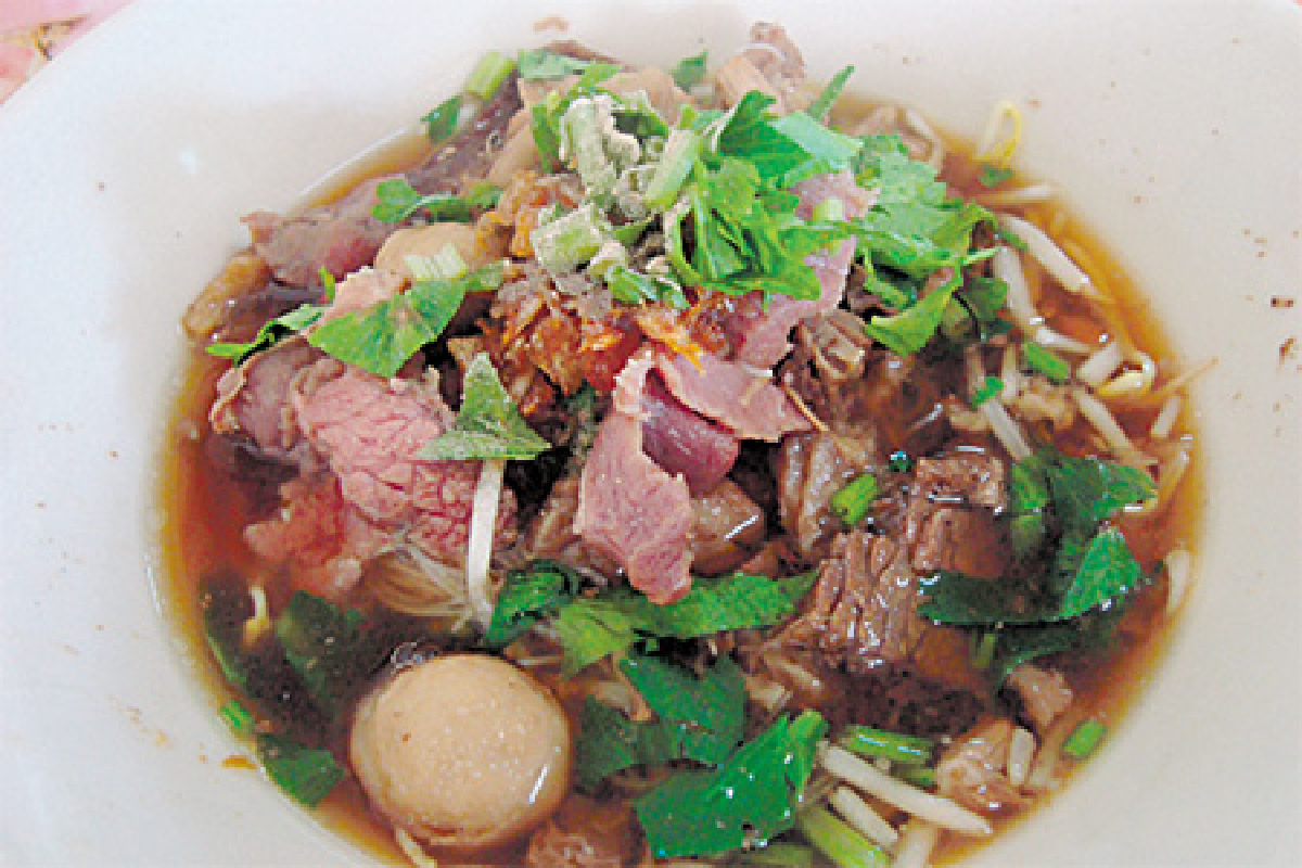 บังสัมมากร ก๋วยเตี๋ยวเนื้อสุดอร่อยจนต้องต่อคิว บังสัมมากร ก๋วยเตี๋ยวเนื้อสุดอร่อยจนต้องต่อคิว