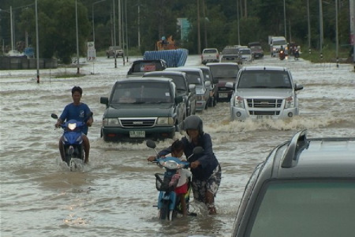 ฝนถล่มสังขะสุรินทร์จราจรอัมพาต ฝนถล่มสังขะสุรินทร์จราจรอัมพาต