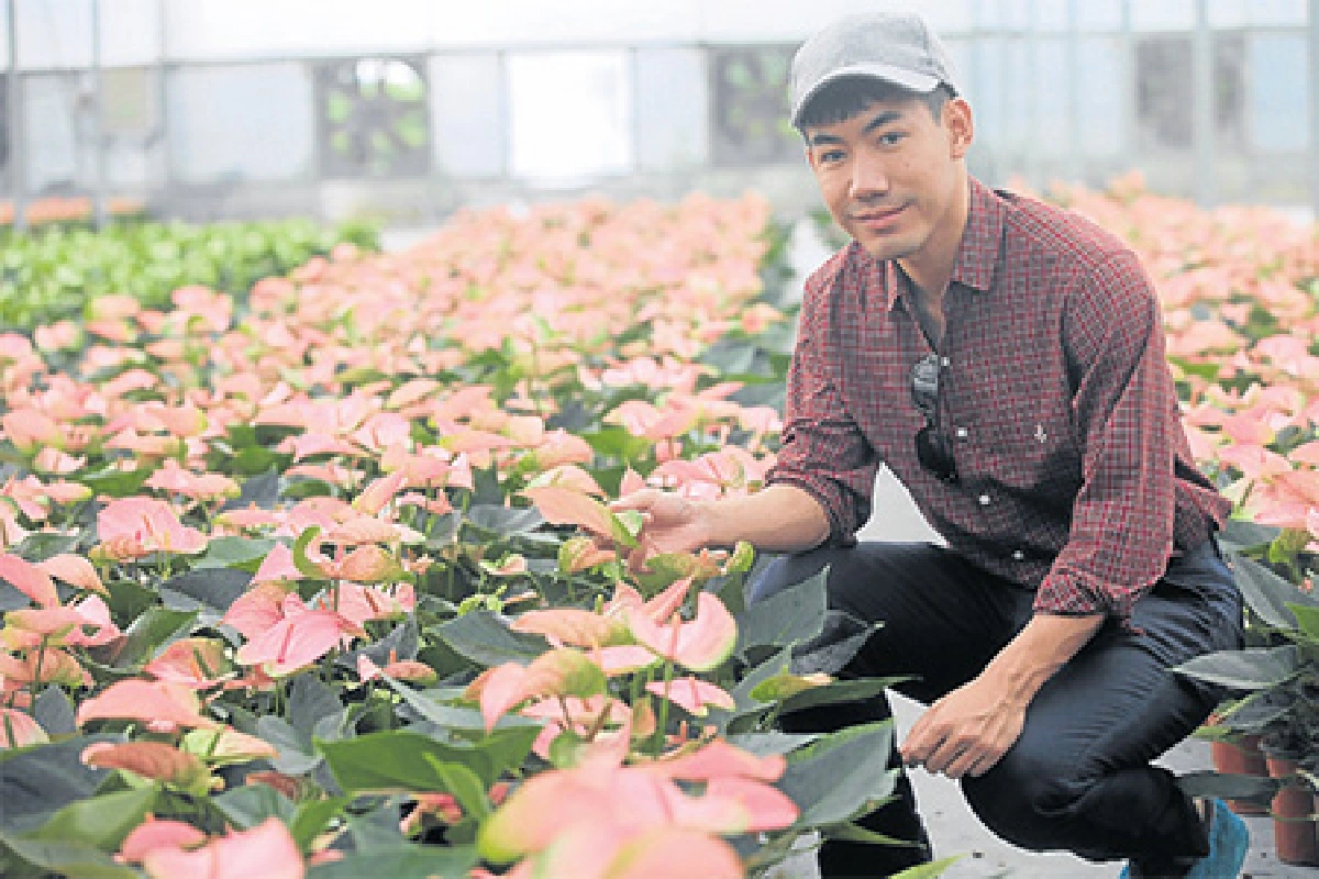 ชายหนุ่มนักเลี้ยงดอกไม้ พัฒนชัย สุรวัฒนพงษ์