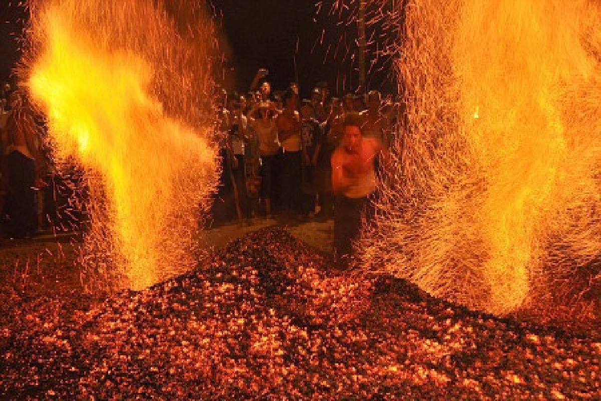 จีนเดินลุยไฟเชื่อปัดเป่าภัยพิบัติ