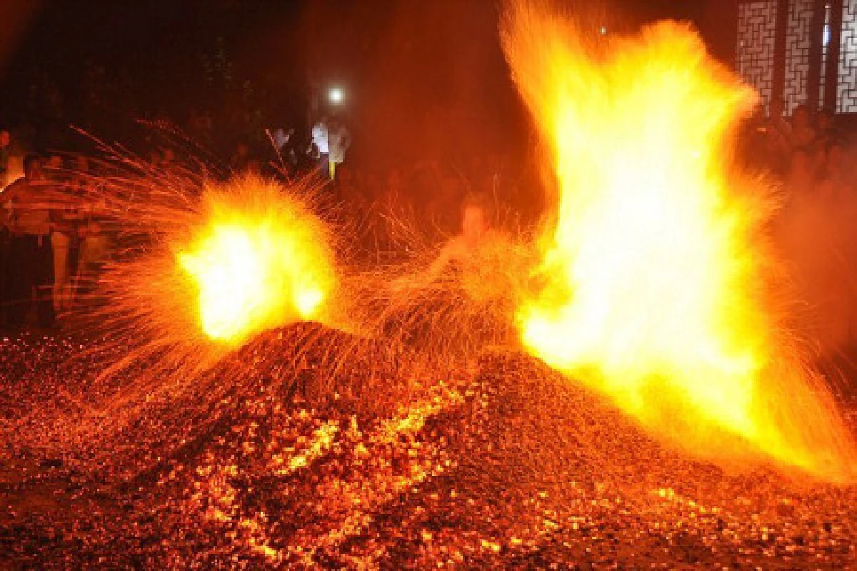 จีนเดินลุยไฟเชื่อปัดเป่าภัยพิบัติ