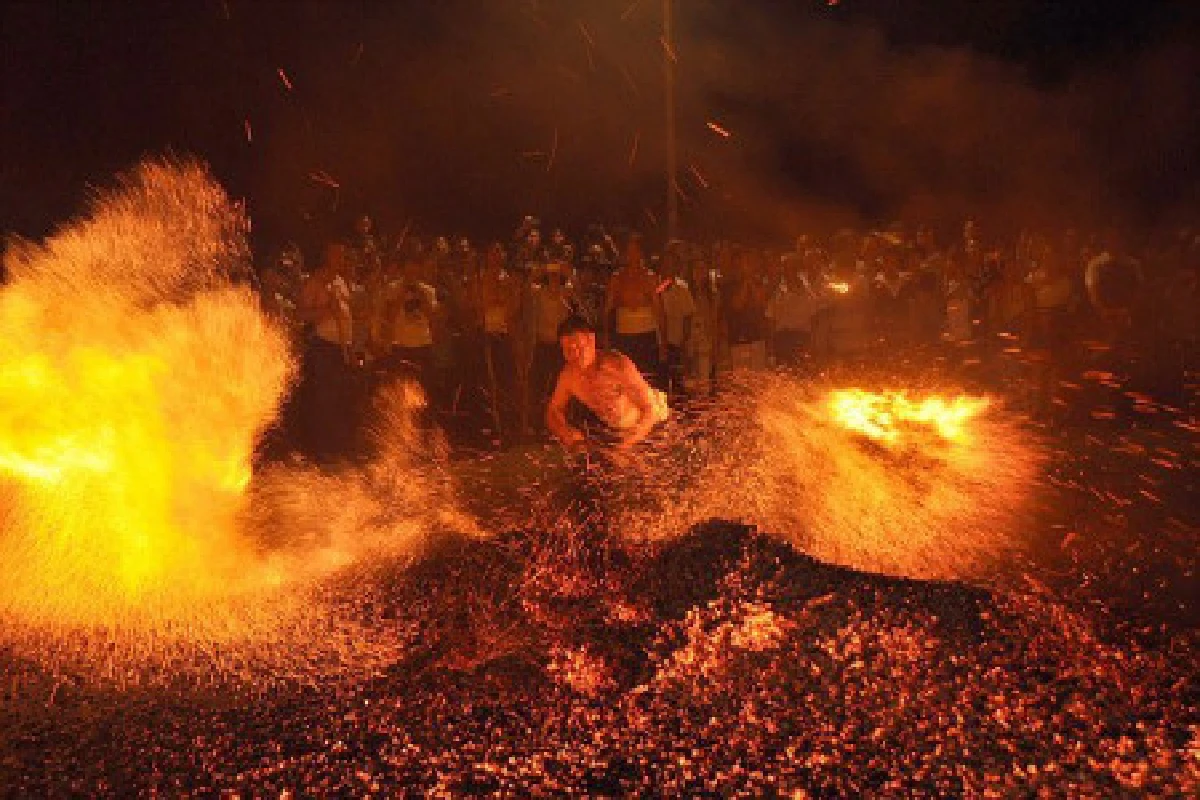 จีนเดินลุยไฟเชื่อปัดเป่าภัยพิบัติ