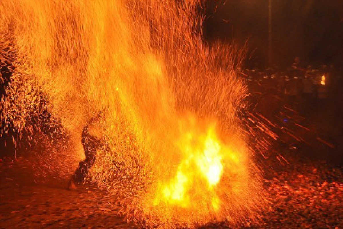 จีนเดินลุยไฟเชื่อปัดเป่าภัยพิบัติ