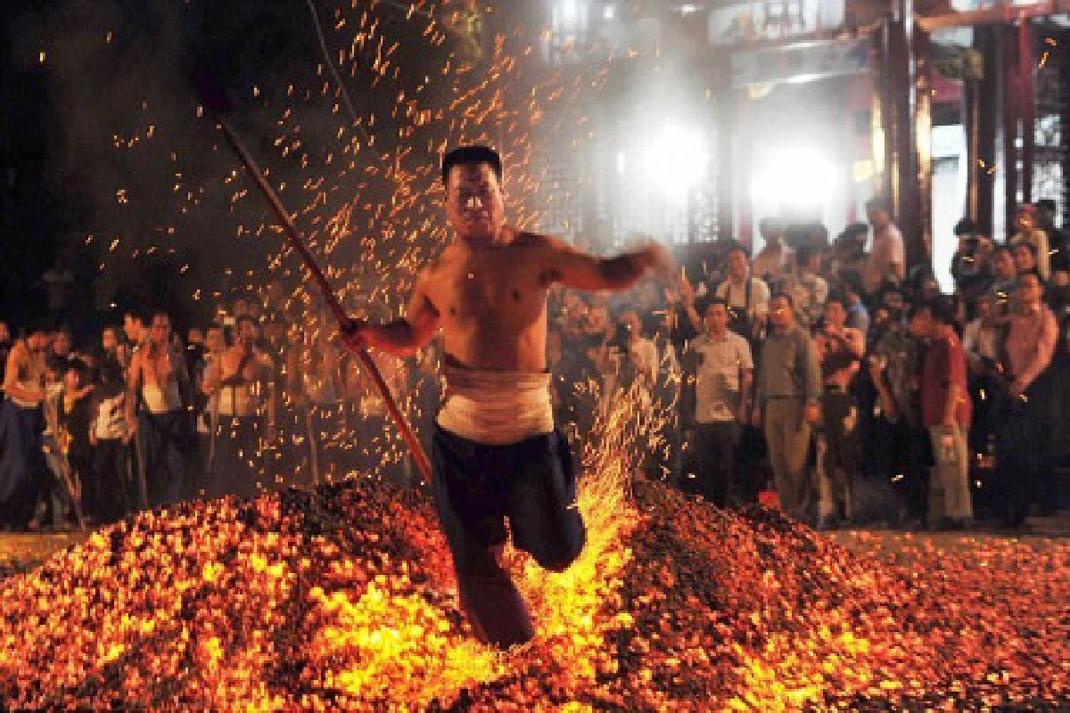 จีนเดินลุยไฟเชื่อปัดเป่าภัยพิบัติ