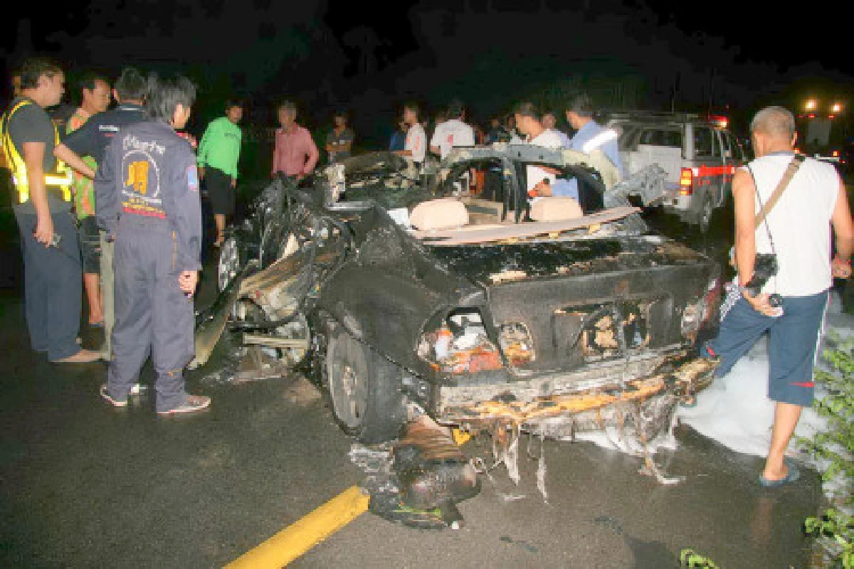 หนุ่มแบงก์ควบเก๋งเสยท้ายสิบล้อไฟลุกท่วม