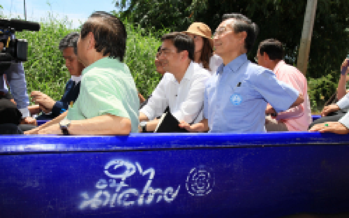 ปชป.ล่องเรือตรวจน้ำท่วมอ่างทอง-อยุธยา