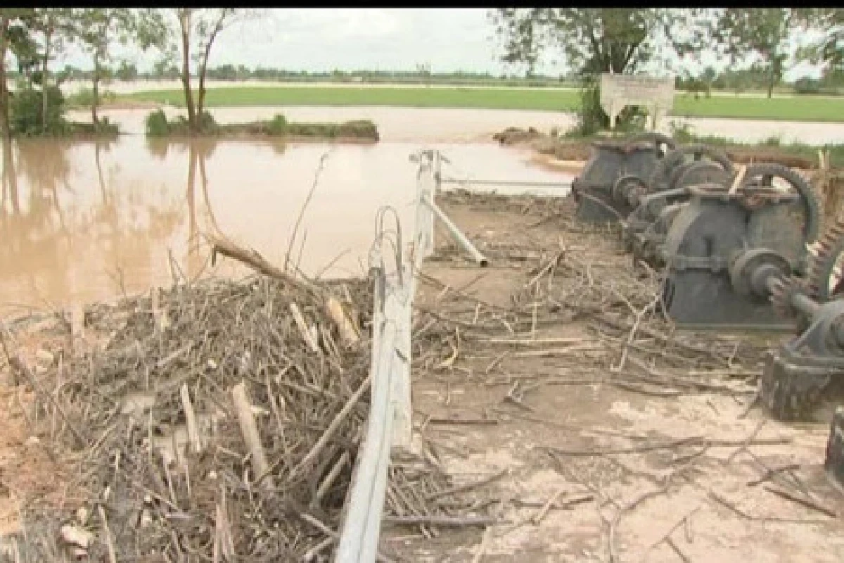 ประตูระบายน้ำยมสายเก่าพังท่วมนา3พันไร่