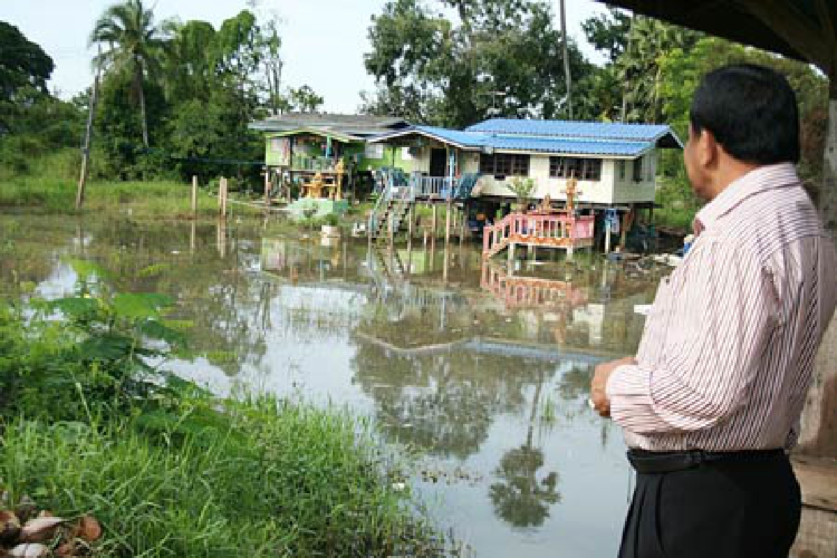 เจ้าพระยาเอ่อท่วมสามโคกขยายวงกว้าง เจ้าพระยาเอ่อท่วมสามโคกขยายวงกว้าง